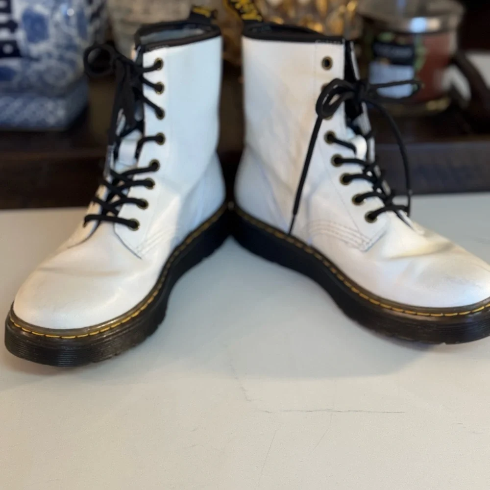 🤍 DR. MARTENS WHITE LEATHER LACE UP ANKLE BOOTS! - Picture 4 of 9